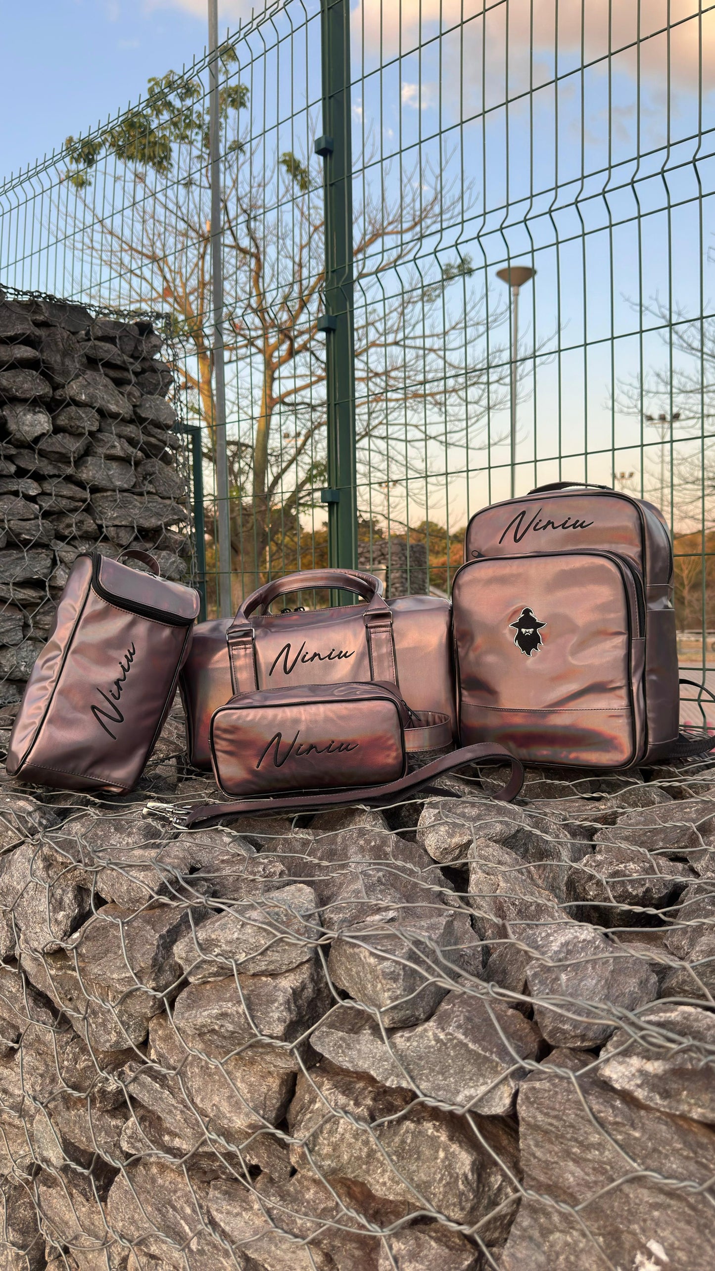 Kit Mochila + Necessaire Ouro Rosa Personalizadas | Conjunto Prático, Estiloso e Exclusivo – LEGEND