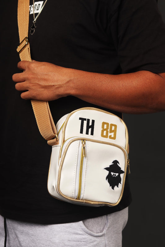 shoulder bag personalizada legend, shoulder bag masculina com nome, shoulder bag estilosa, shoulder bag premium, shoulder bag resistente, shoulder bag exclusiva, shoulder bag para viagem, shoulder bag esportiva, shoulder bag versátil, shoulder bag de alta qualidade, shoulder bag branca e dourada