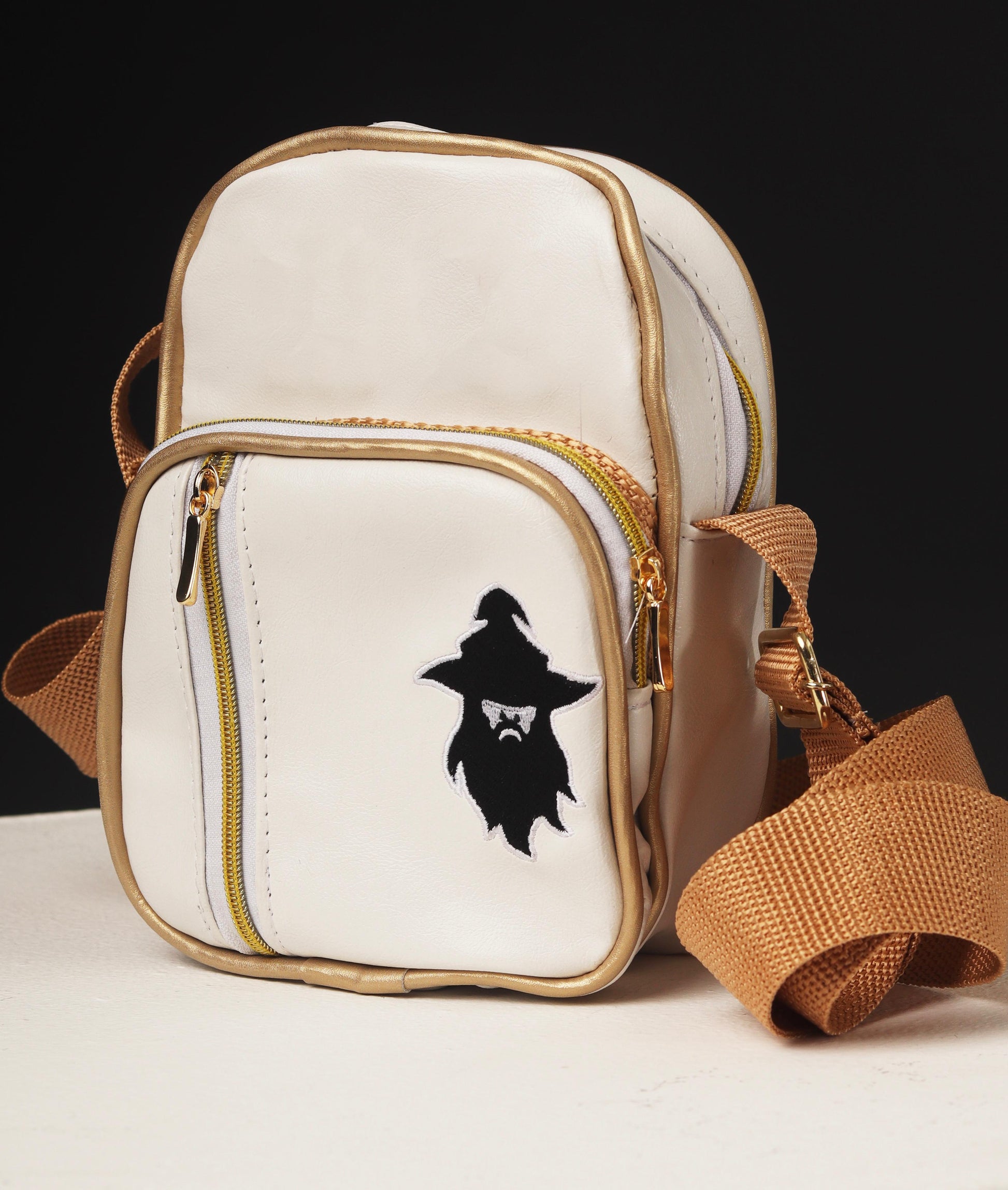 shoulder bag personalizada legend, shoulder bag masculina com nome, shoulder bag estilosa, shoulder bag premium, shoulder bag resistente, shoulder bag exclusiva, shoulder bag para viagem, shoulder bag esportiva, shoulder bag versátil, shoulder bag de alta qualidade, shoulder bag branca e dourada