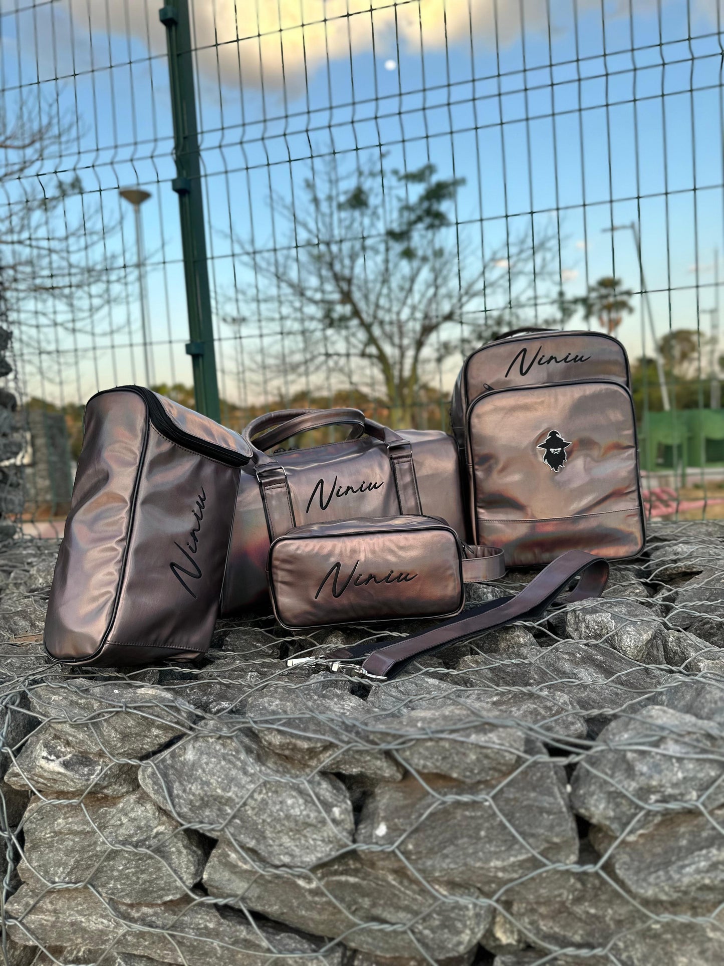 Kit Mochila + Necessaire Ouro Rosa Personalizadas | Conjunto Prático, Estiloso e Exclusivo – LEGEND
